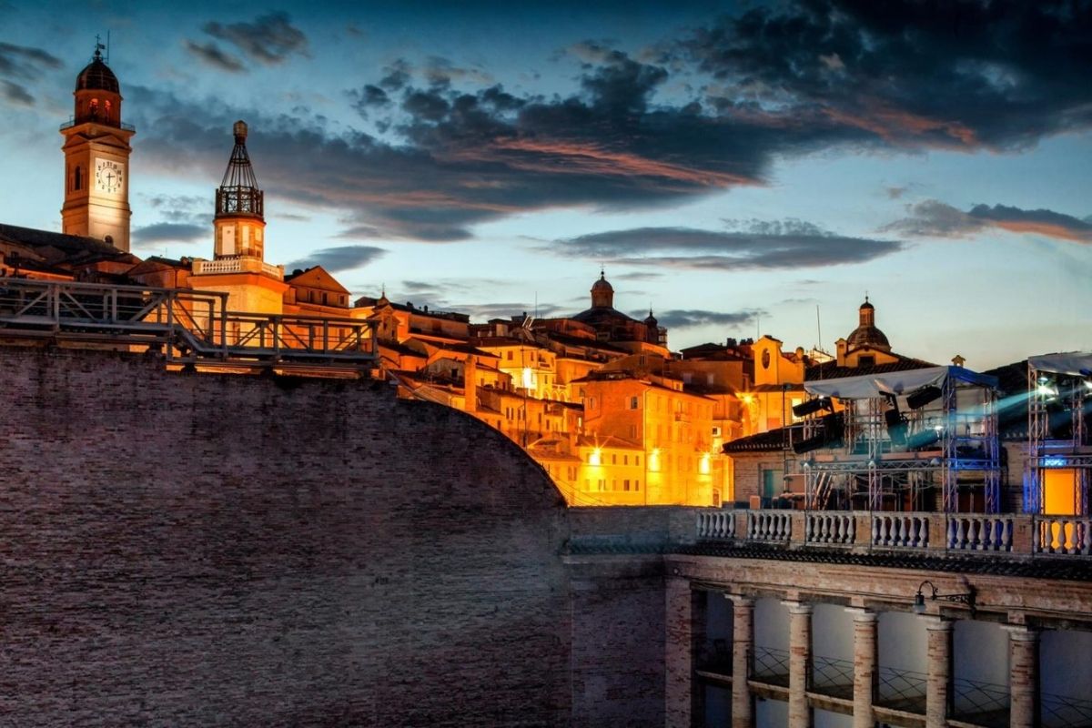Vista serale di Macerata con illuminazione dei monumenti