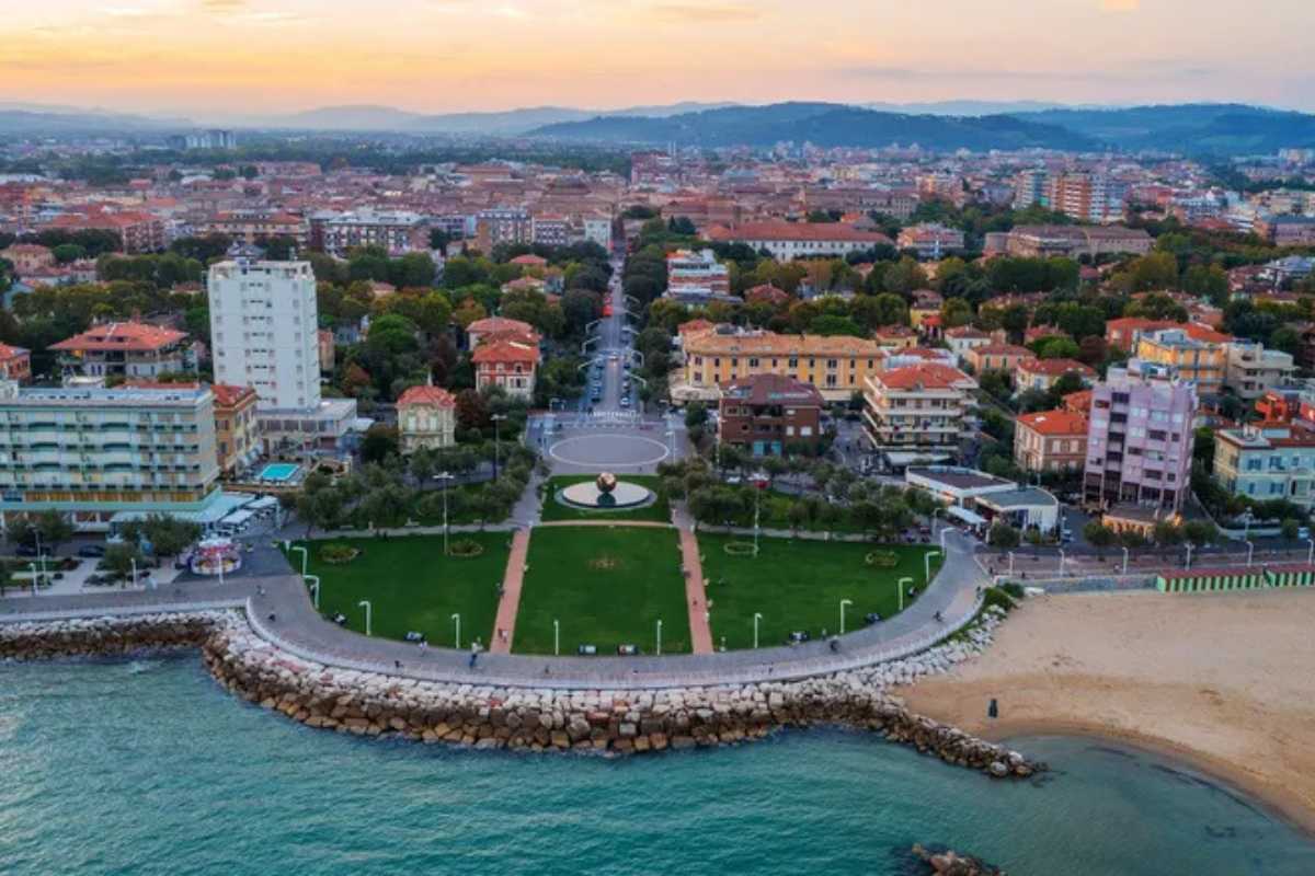 Panorama di Pesaro con il mare e il centro storico, evidenzia la bellezza della città