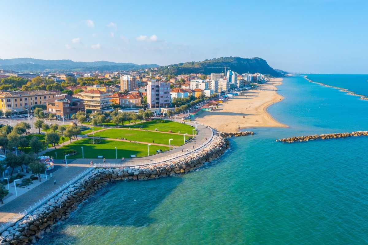Autobus che partono per Pesaro, mostra il servizio di trasporto pubblico
