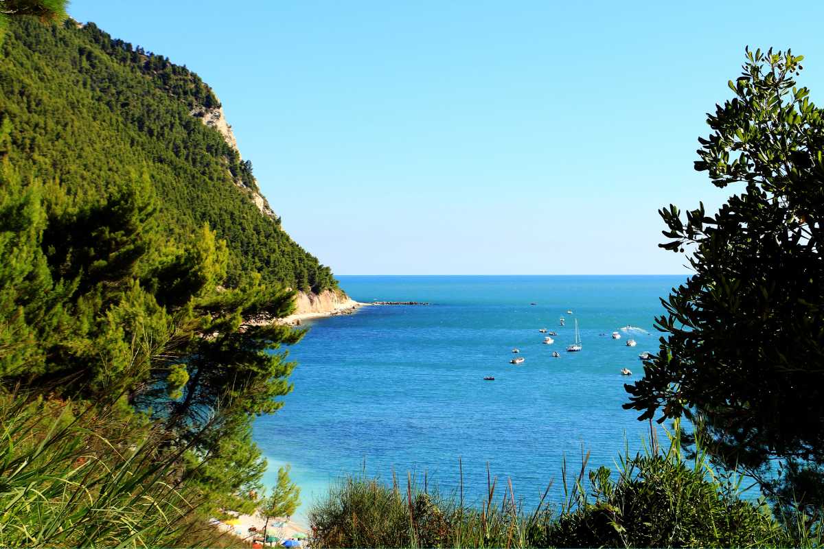 Vista panoramica di Sirolo con il mare Adriatico sullo sfondo