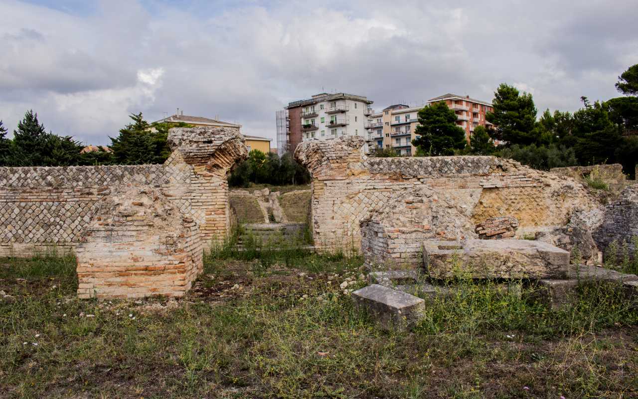 Vista panoramica di Fermo, mostra il centro storico e il colle Sabulo