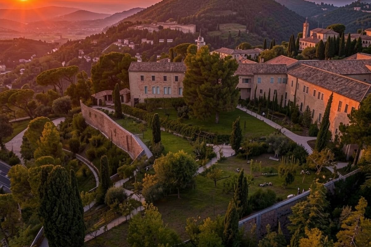 Vista panoramica di Recanati al tramonto con il Colle dell'Infinito