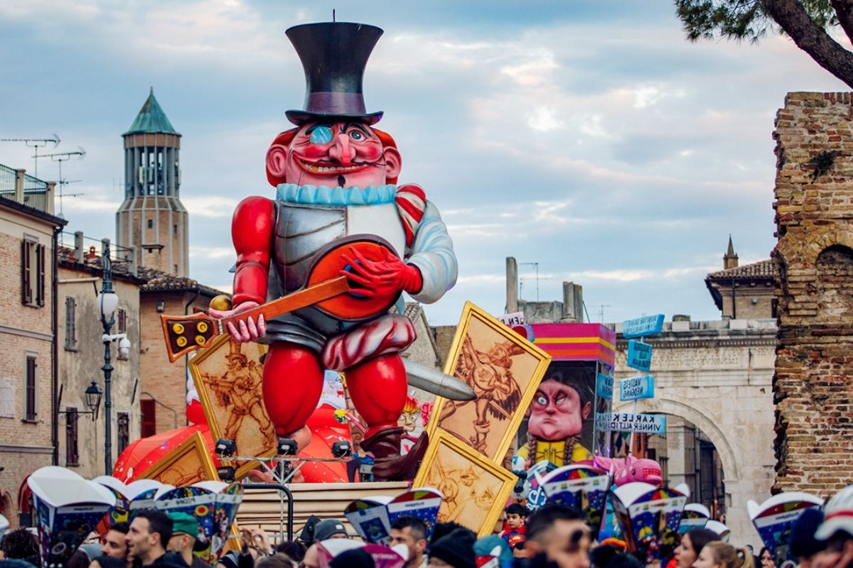 Vista panoramica di Fano, evidenziando il Carnevale storico e l'Arco d'Augusto