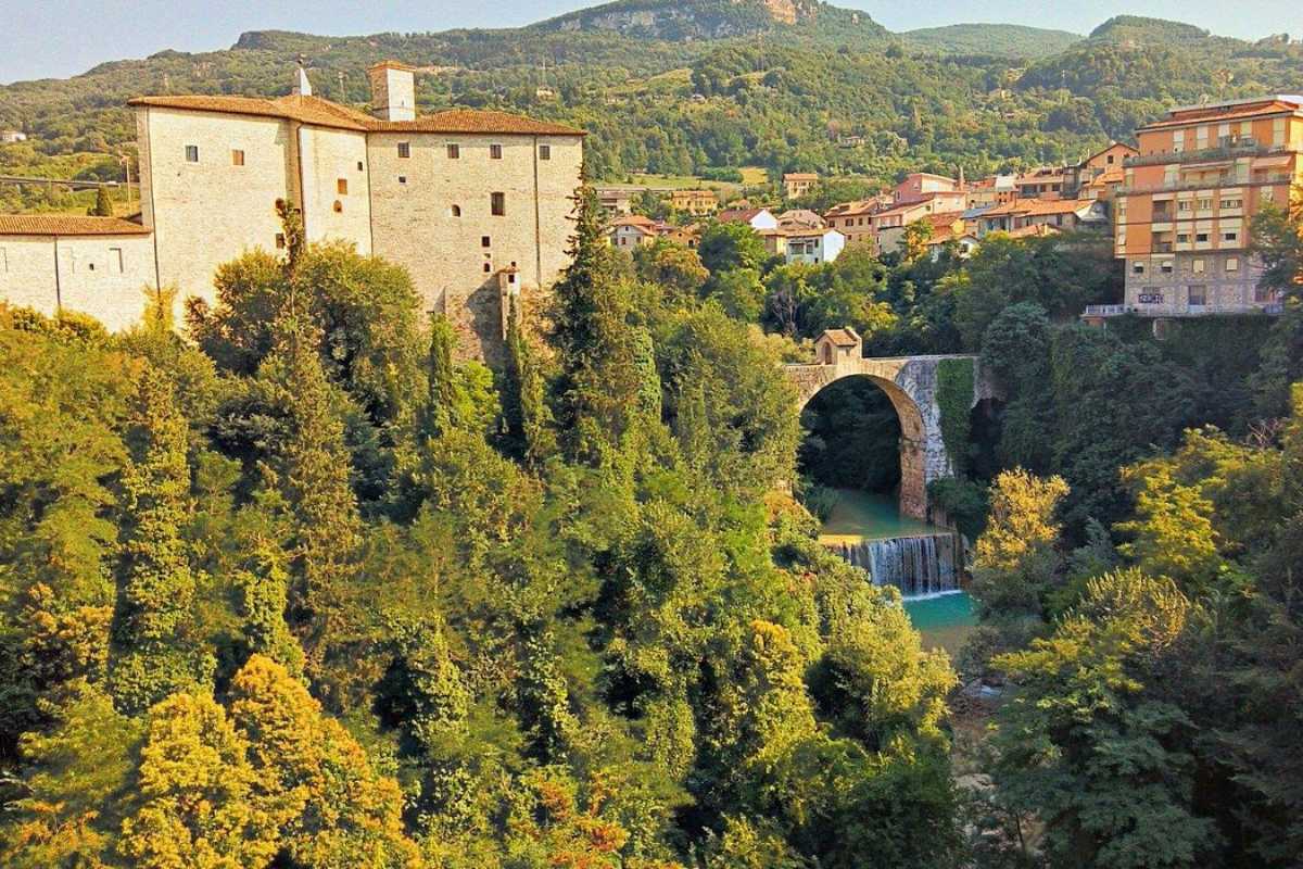 Mercatini di Natale in Ascoli Piceno, con luci e decorazioni festive