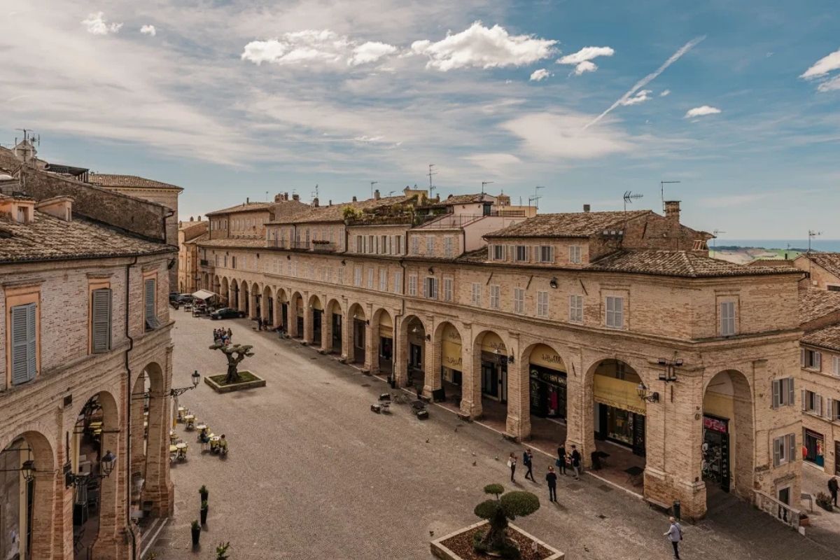 Panorama di Fermo con il Duomo e le cisterne romane visibili