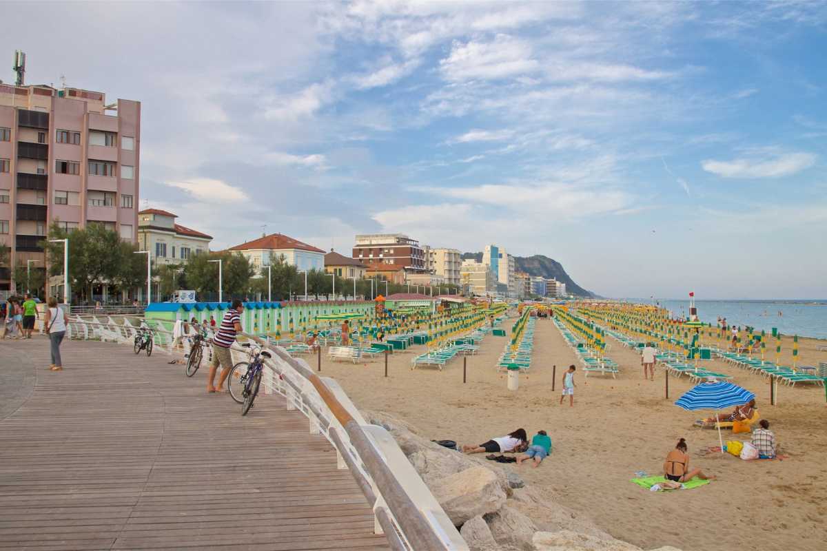 Mercatini di Natale a Pesaro, con luci natalizie e bancarelle, includi l'atmosfera festosa