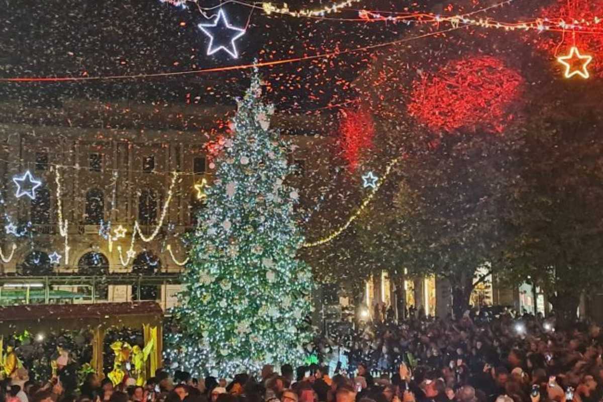 Mercatini di Natale ad Ancona con luci e decorazioni festive