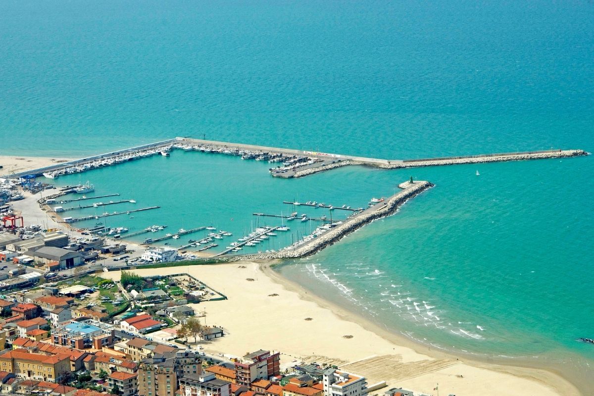 Veduta panoramica di Civitanova Marche con spiagge e porto