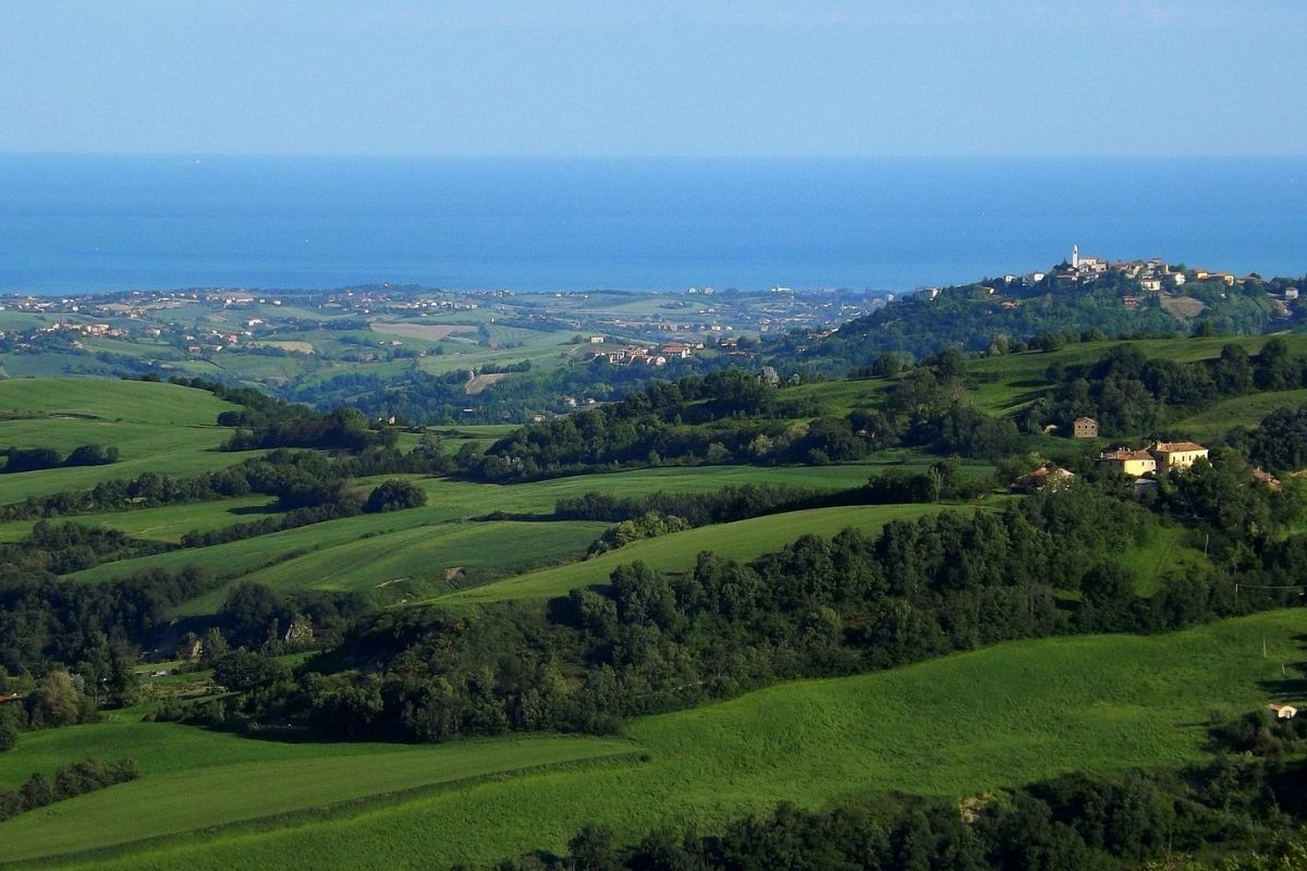 Escursionisti che godono della vista panoramica nelle Marche