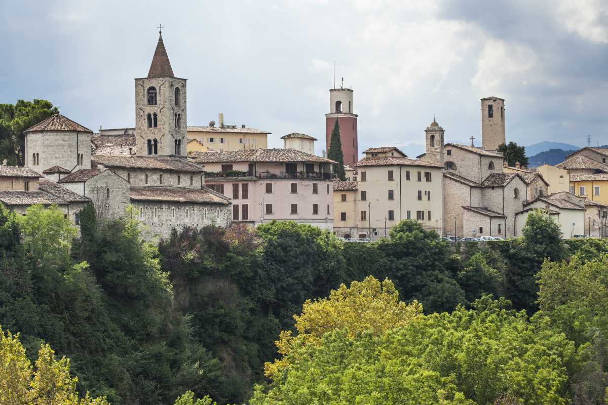Vista panoramica di Ascoli Piceno e delle sue colline circostanti, per evidenziare la bellezza naturale del territorio.