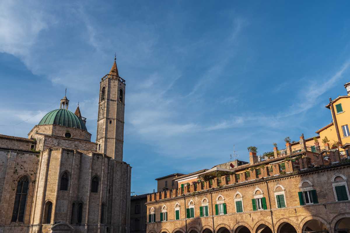 Vista panoramica di Ascoli Piceno con Piazza del Popolo e il Palazzo dei Capitani