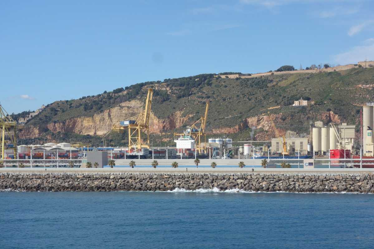 Spiaggia di Portonovo, mostra dettagli e persone in relax