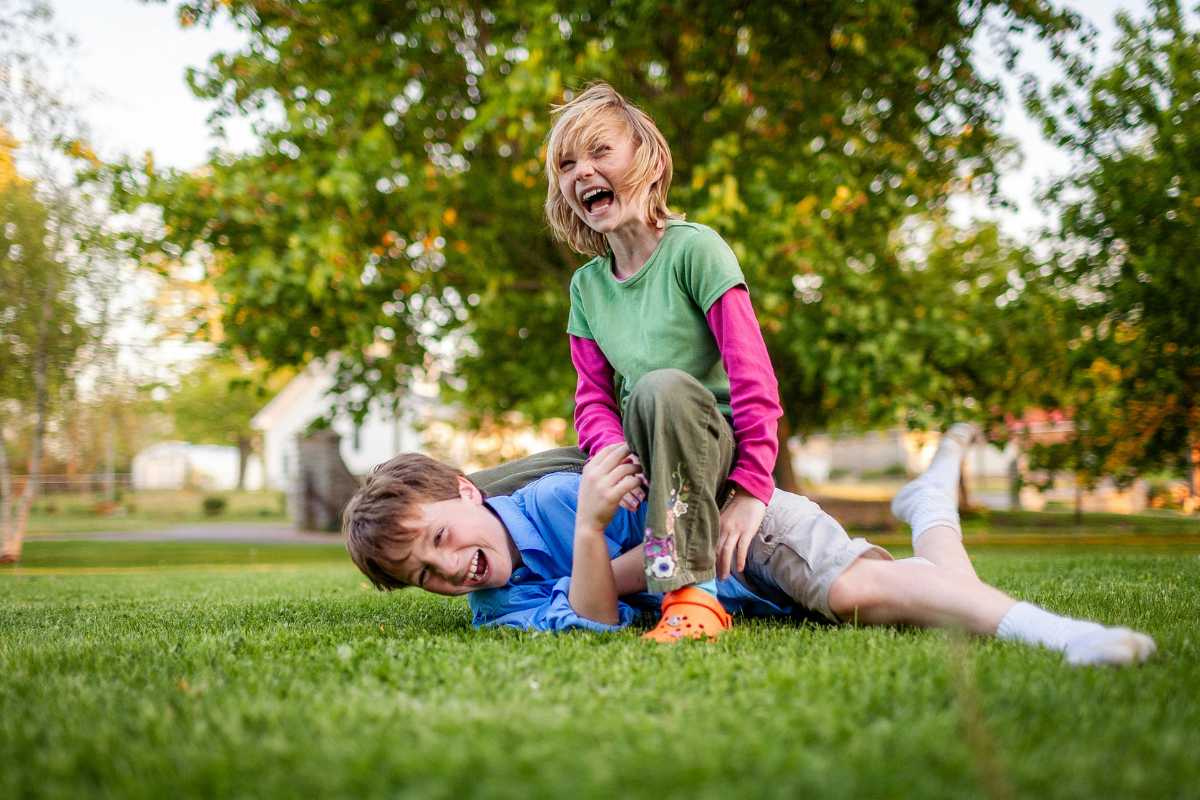 Bambini che giocano in un parco di Macerata