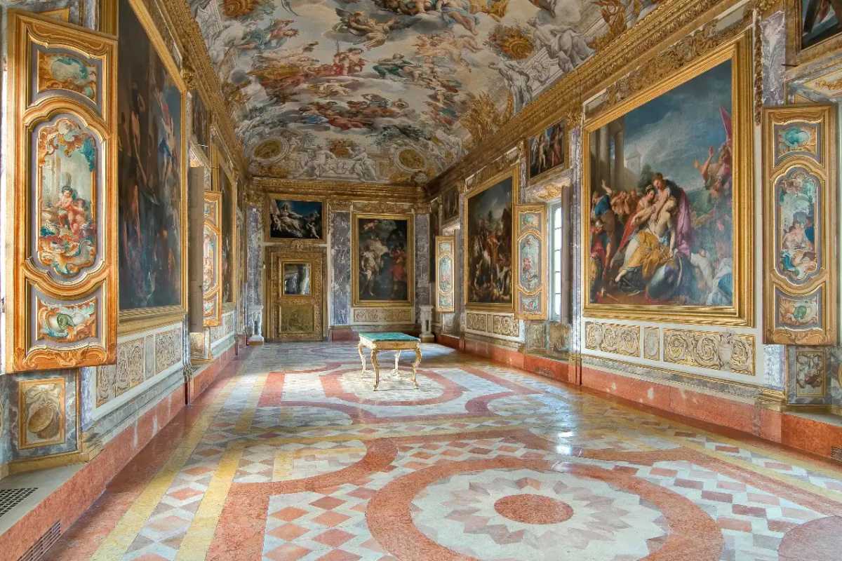 Interno del Museo della Città di Macerata con opere d'arte