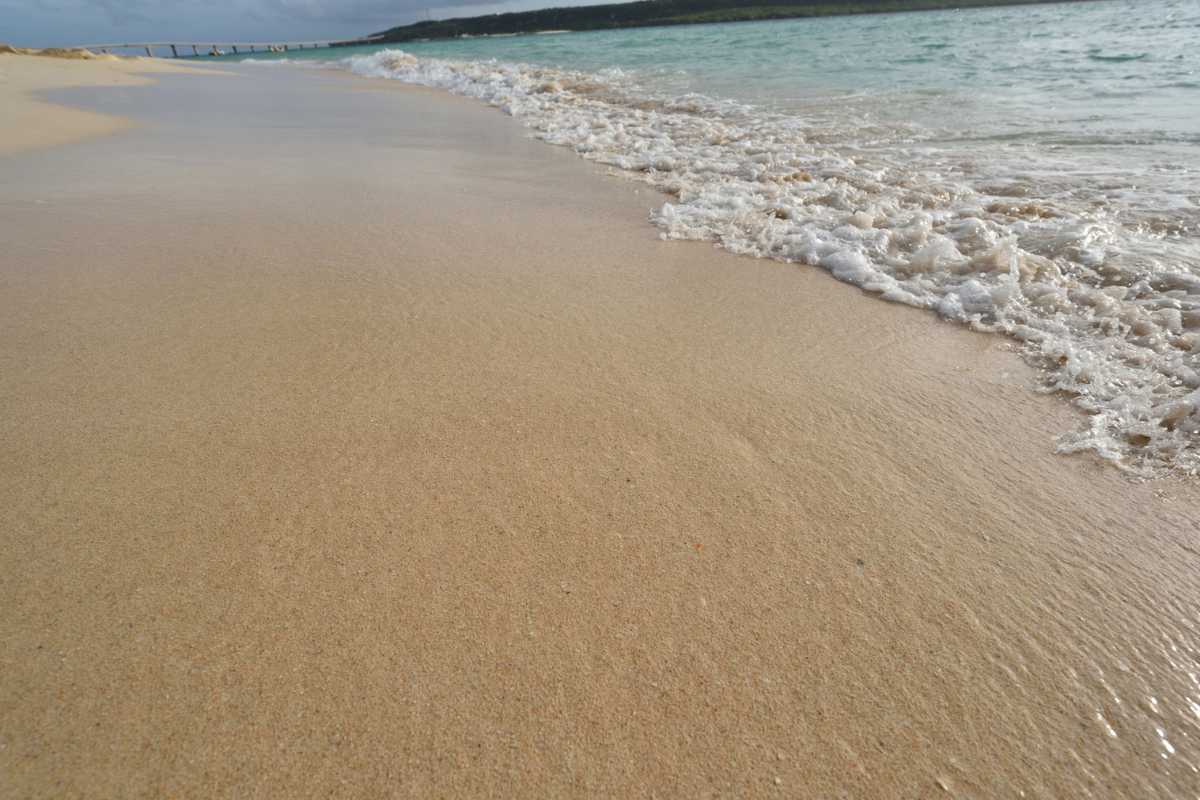 Vista panoramica di Pesaro, spiagge e bambini che giocano sulla sabbia