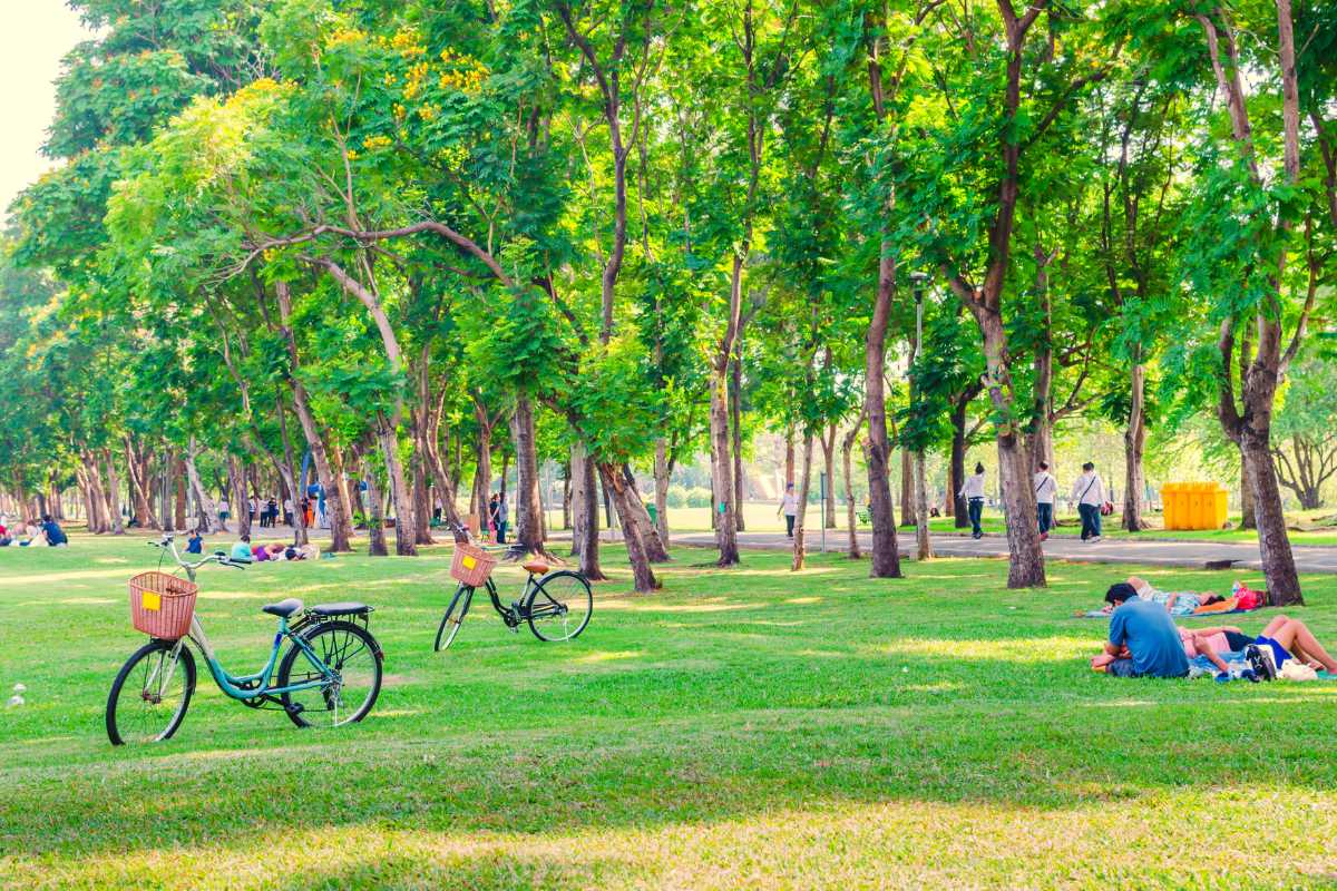 Vista panoramica di Recanati con bambini che giocano nel parco
