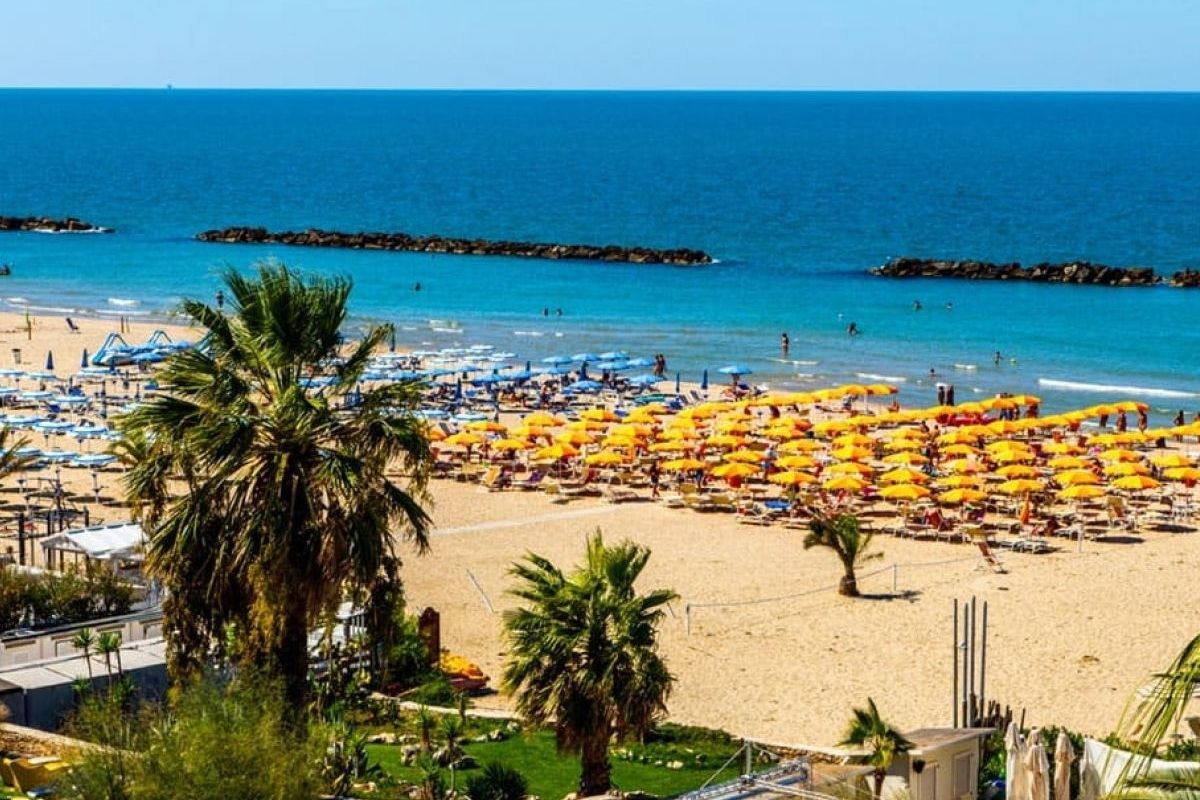 Vista panoramica del lungomare di San Benedetto del Tronto con famiglie e bambini sulla spiaggia