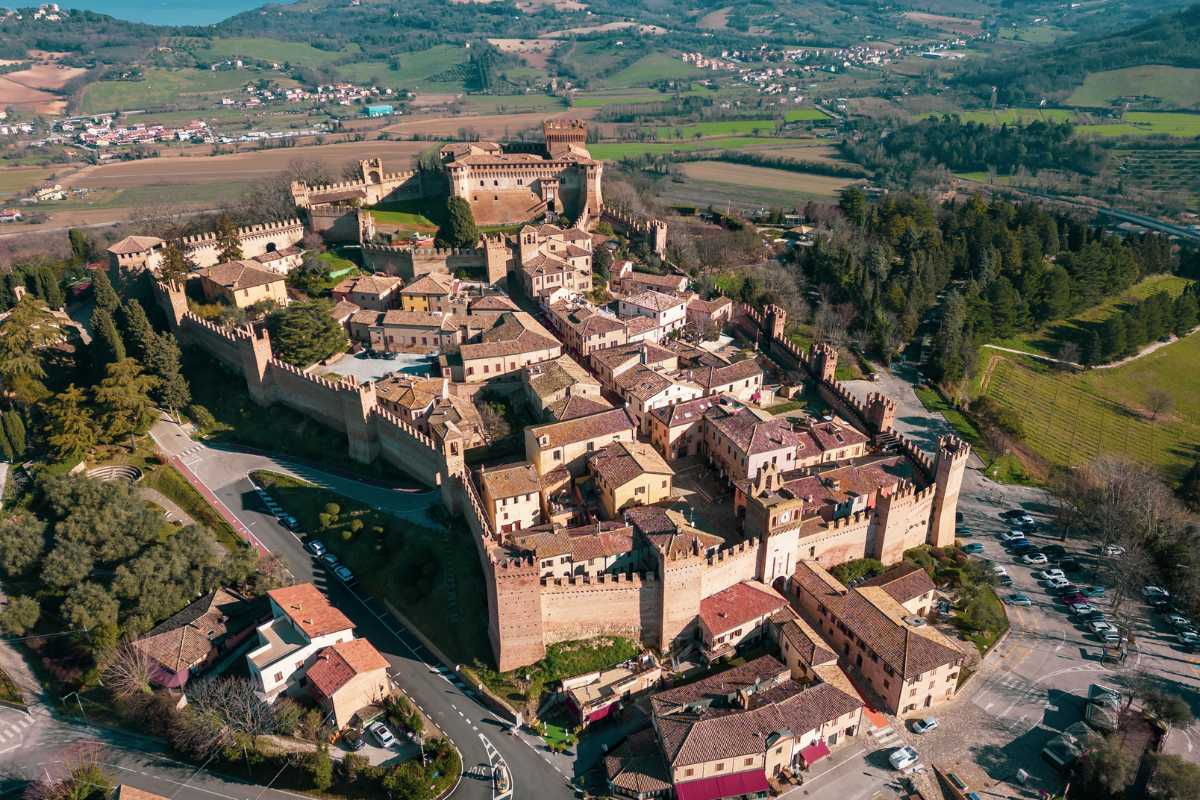 Vista panoramica del Castello di Gradara con il borgo circostante