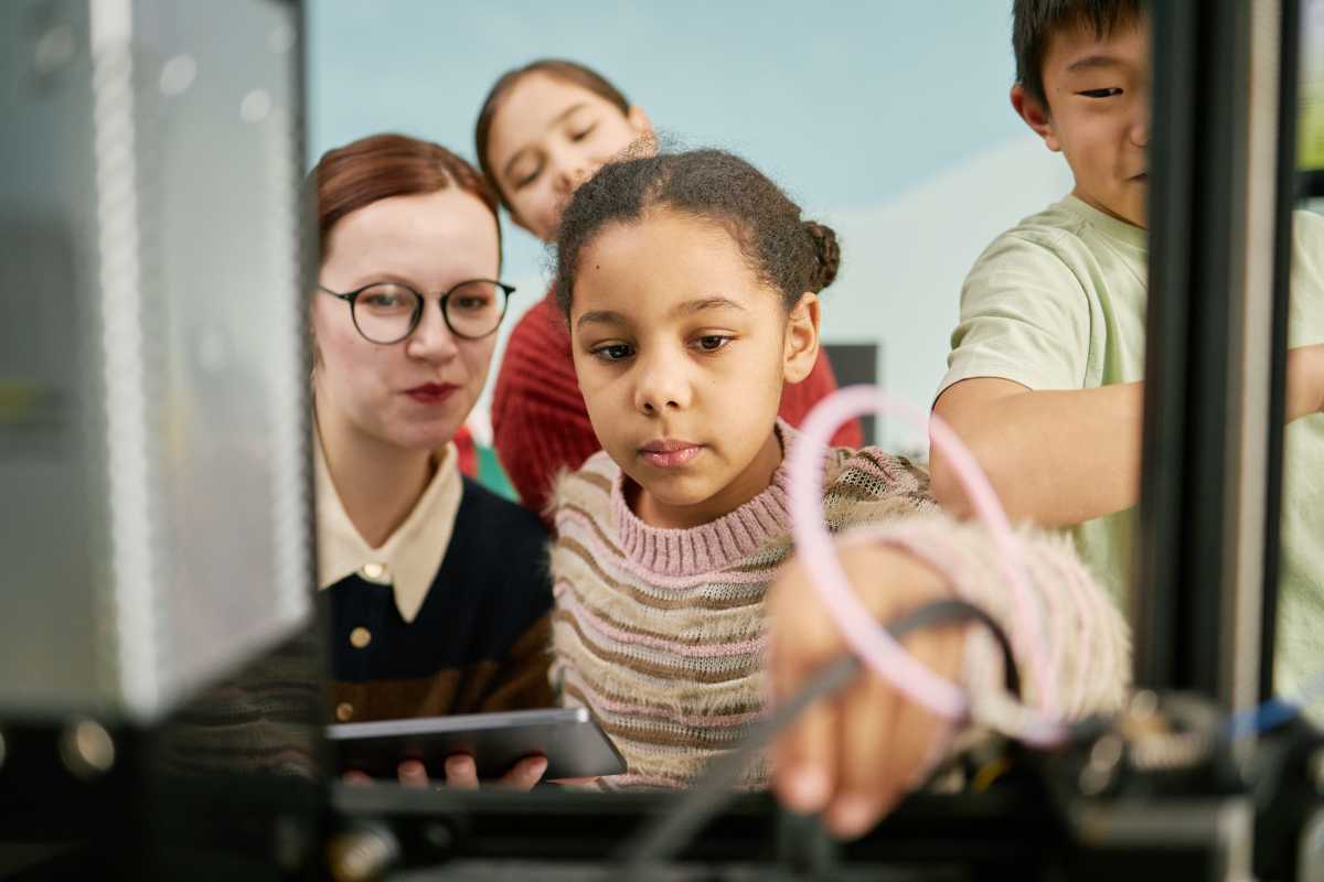 Bambini che partecipano a un laboratorio creativo ad Ascoli Piceno