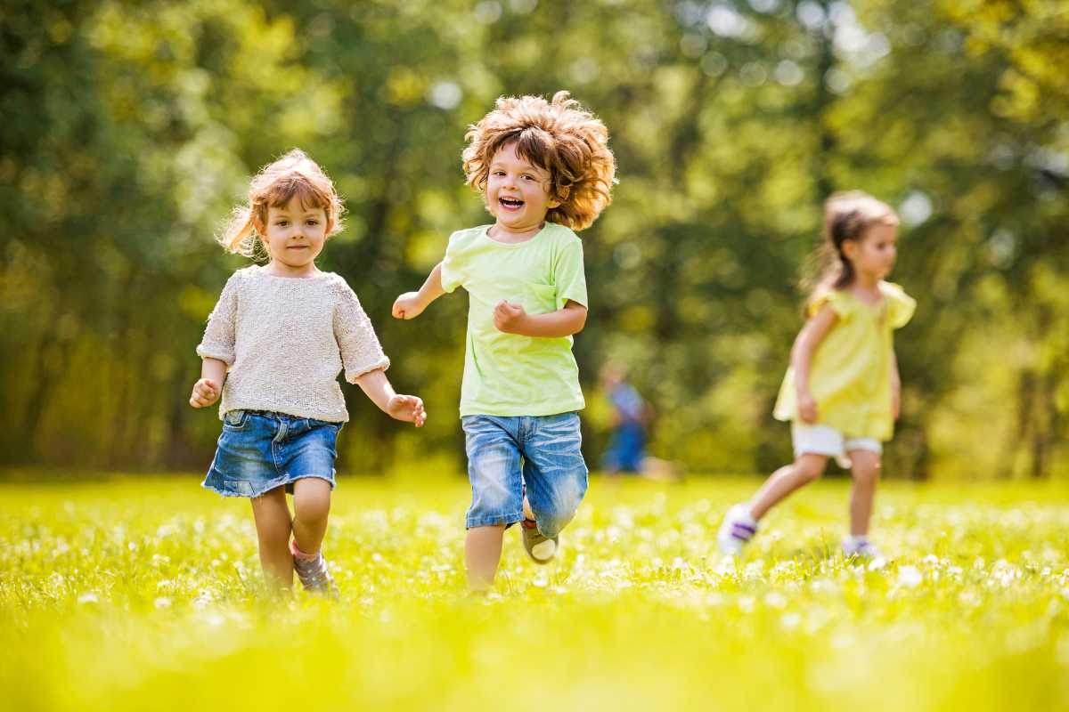 Vista panoramica del Castello di Gradara con bambini che giocano nel parco