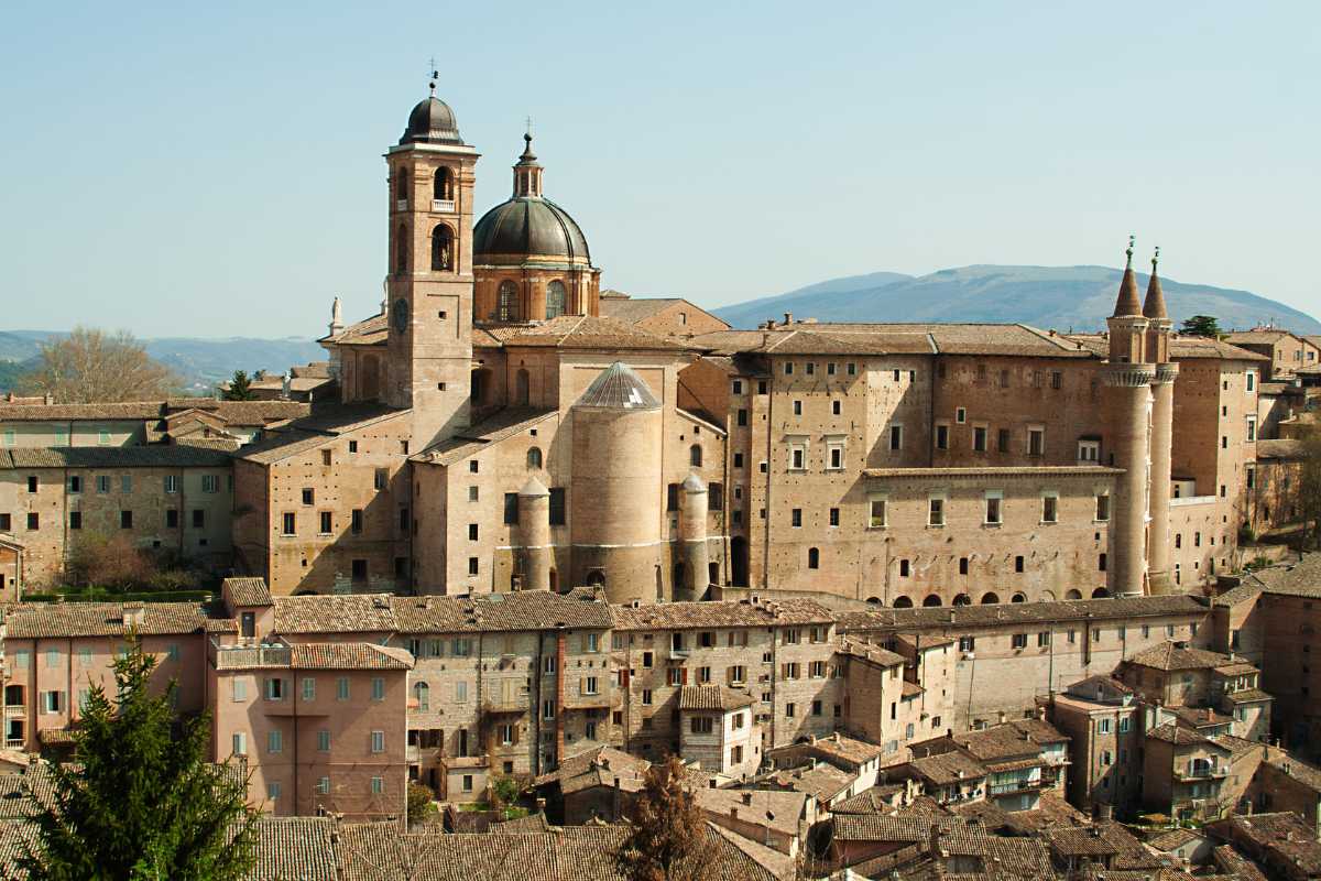 Vista panoramica di Urbino con il Palazzo Ducale in evidenza