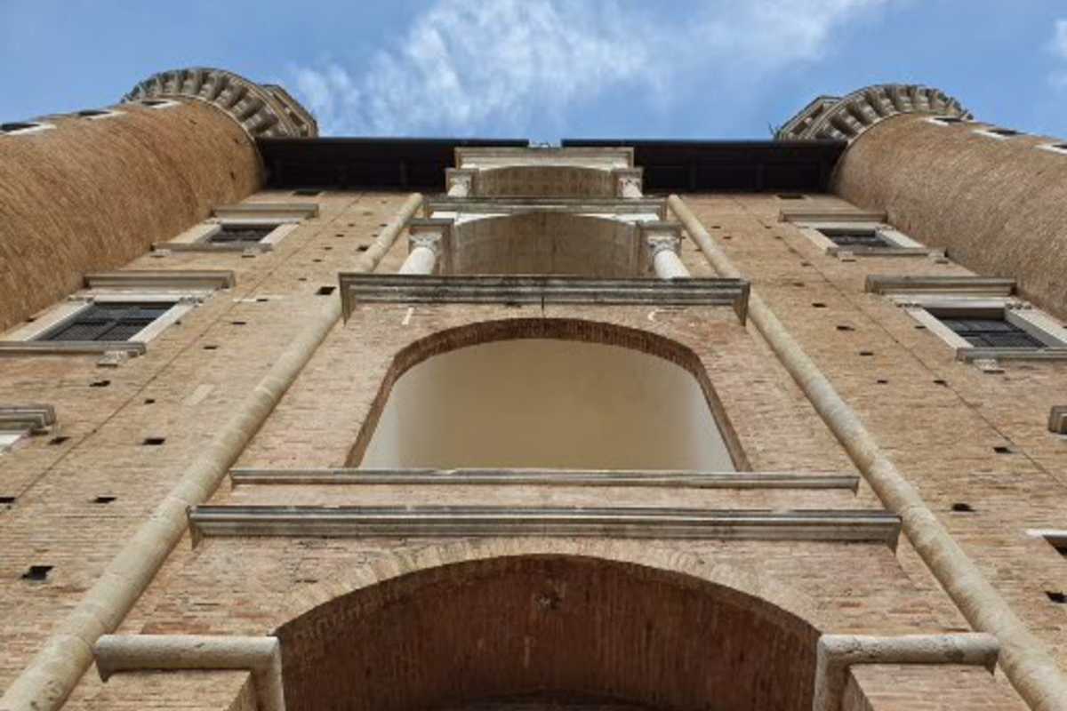 Interno del Palazzo Ducale di Urbino con opere d'arte