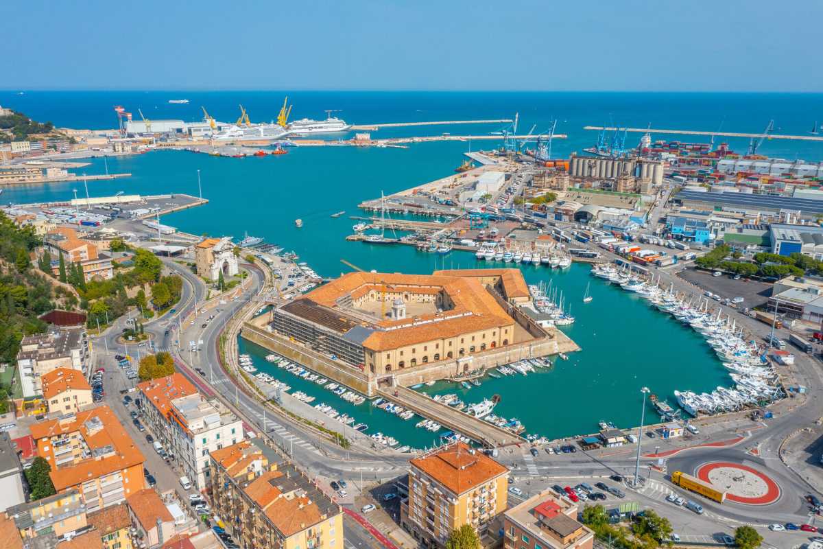 Panorama di Ancona con il mare e monumenti storici visibili