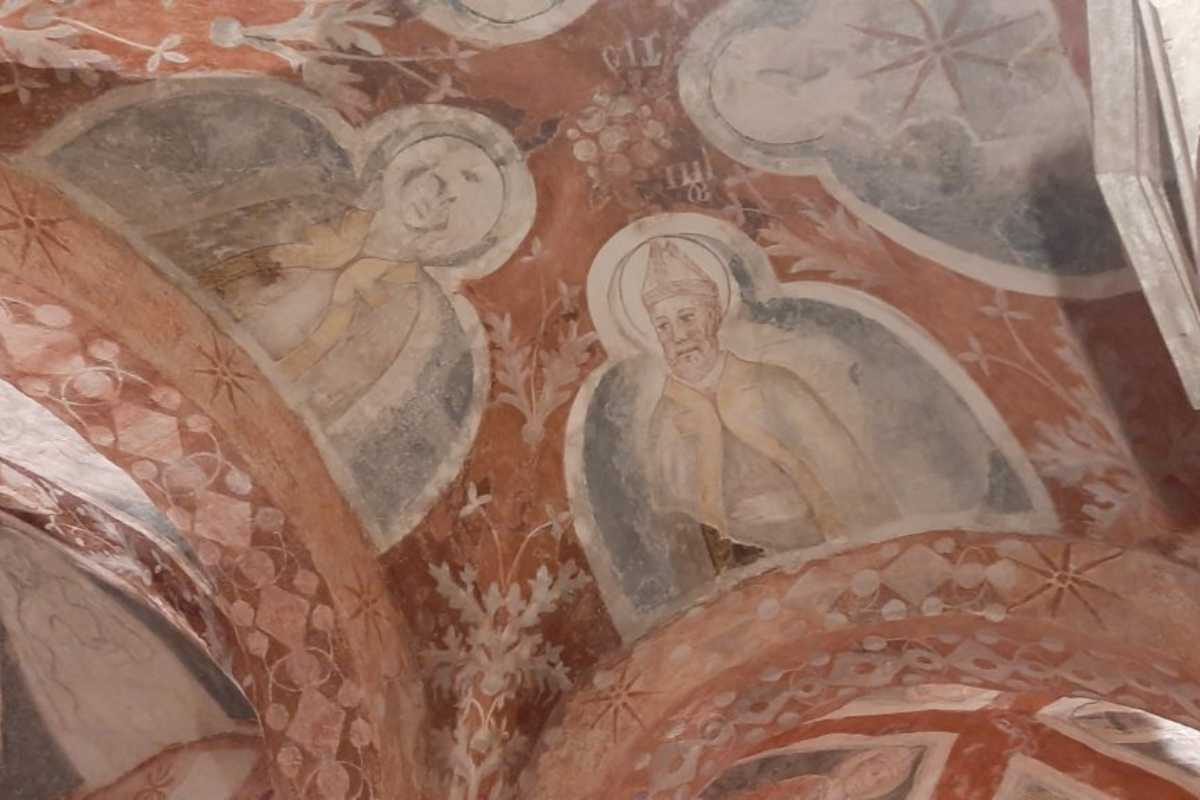 Interno del Duomo di Ascoli Piceno con affreschi storici
