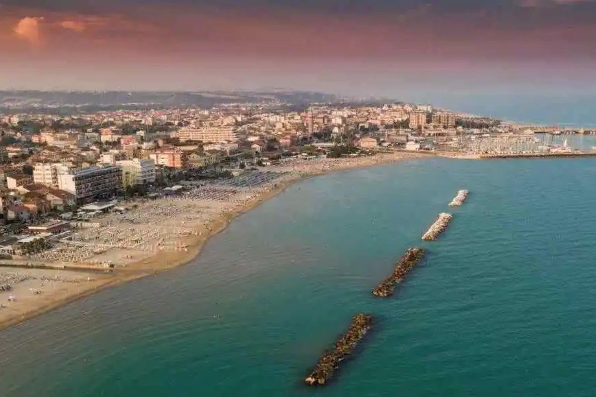 Vista panoramica del lungomare di Civitanova Marche con spiagge e porto turistico