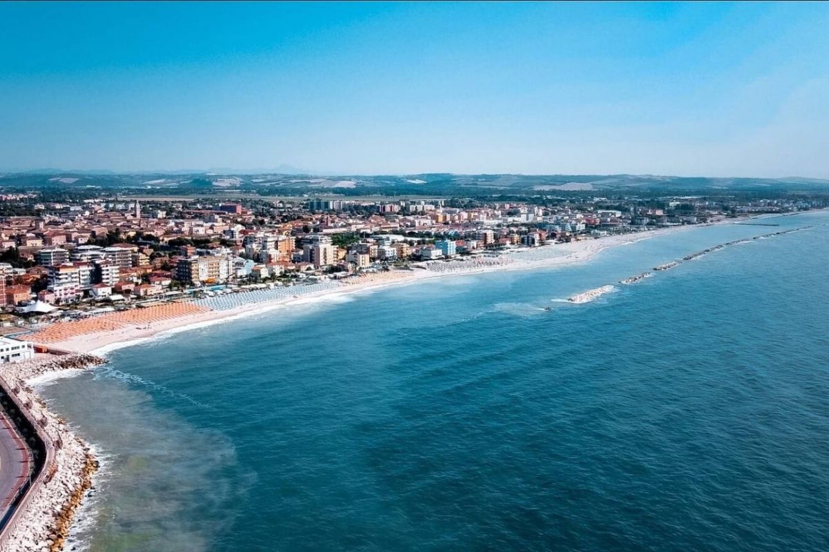 Vista panoramica di Fano, includi il mare e le spiagge