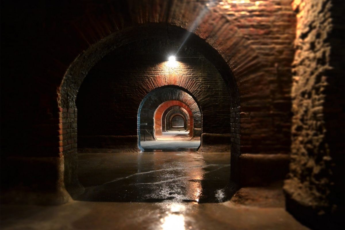 Interno delle Cisterne Romane di Fermo, un'attrazione storica unica