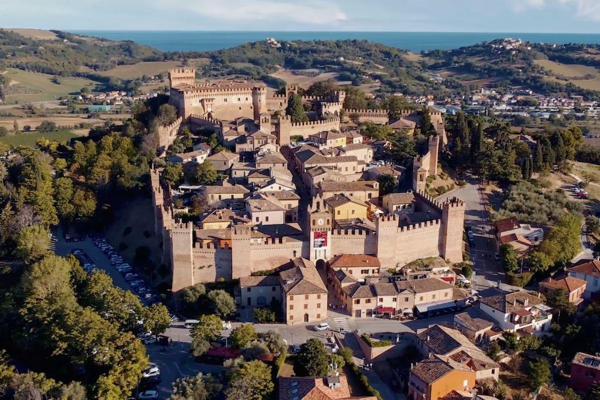 Vista panoramica del castello di Gradara, evidenziando la sua imponenza e il paesaggio circostante.