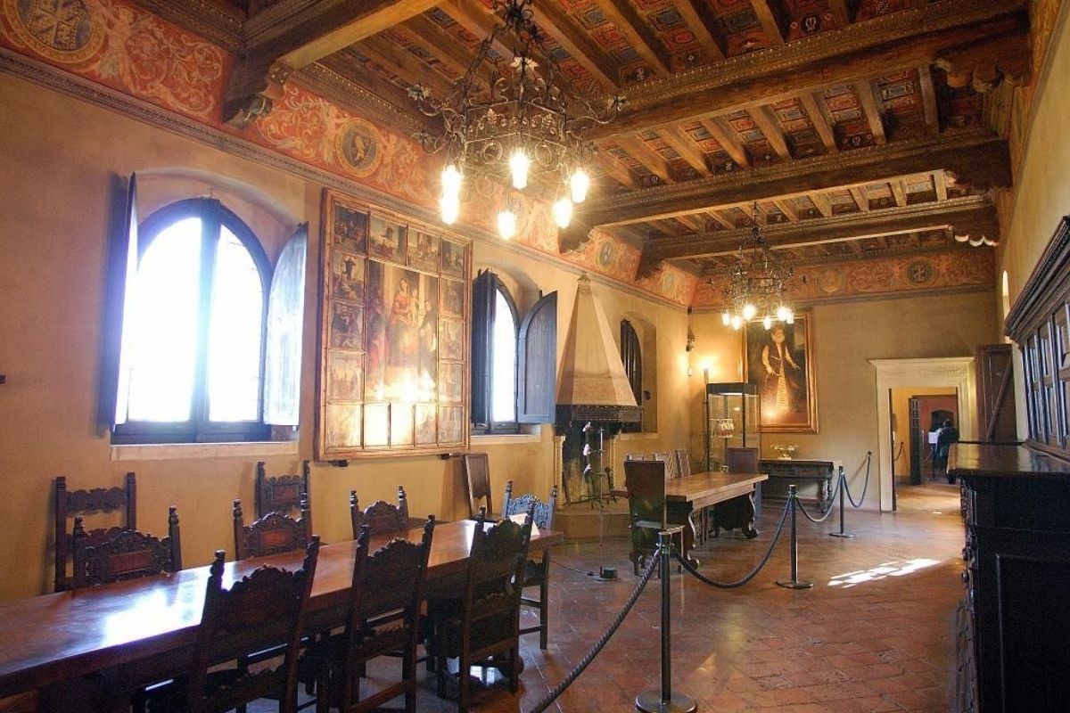Interno del Castello di Gradara, che mostra dettagli architettonici e storici.