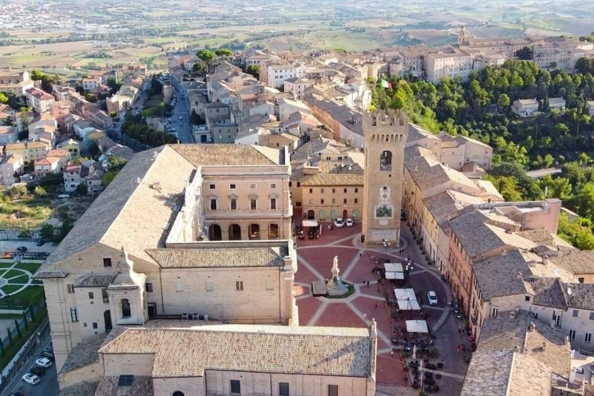 Vista panoramica di Recanati con il Colle dell'Infinito in primo piano