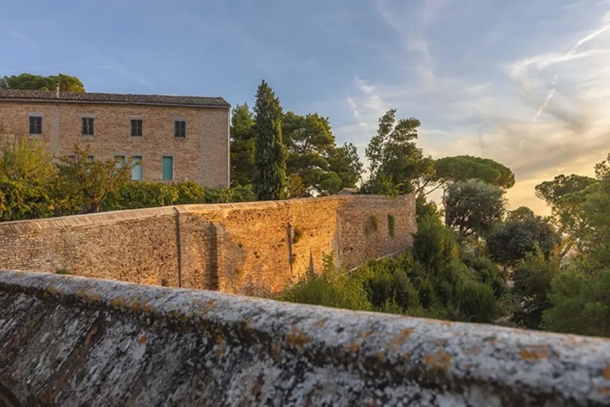 Monumento a Giacomo Leopardi con il panorama di Recanati sullo sfondo