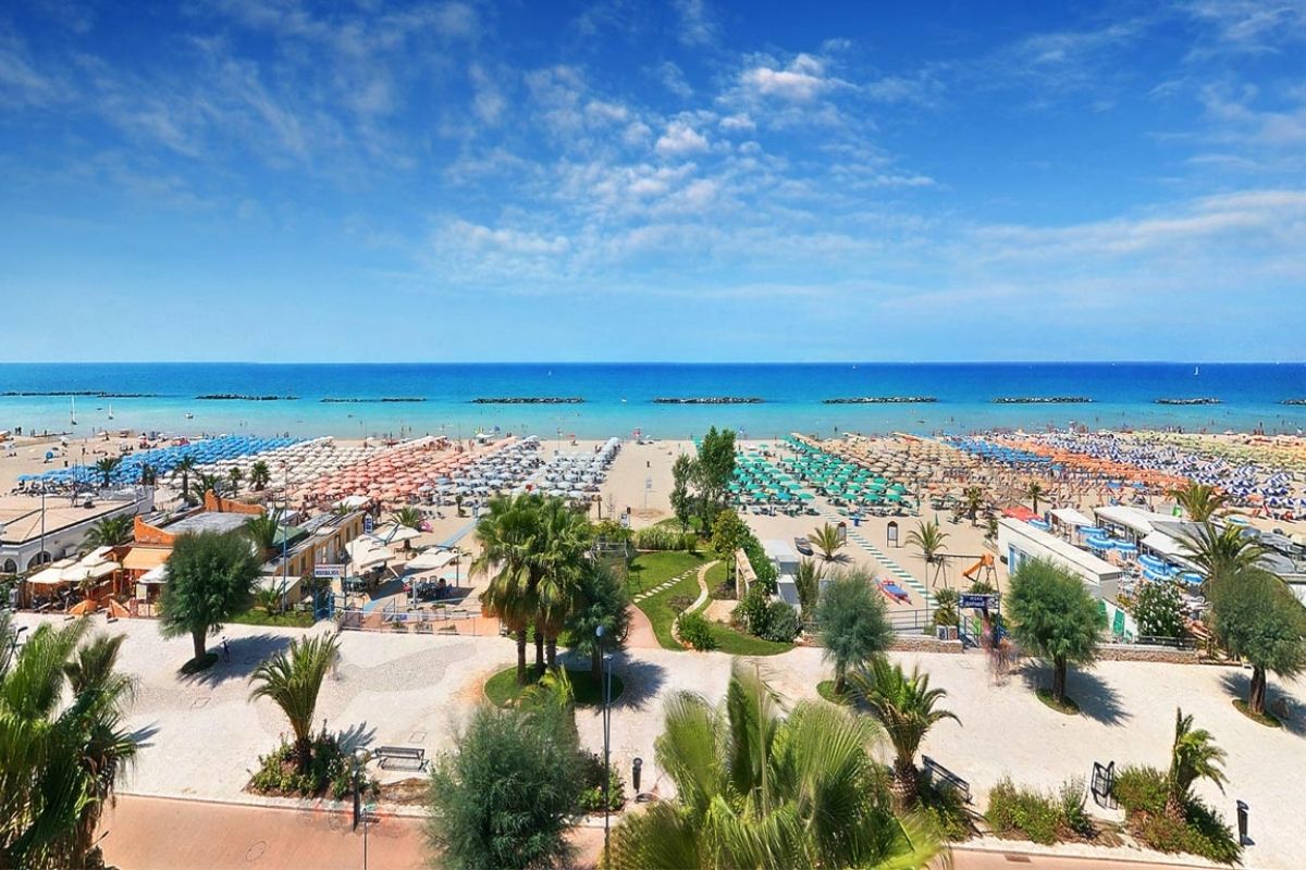 Vista panoramica di San Benedetto del Tronto con il mare e le palme in primo piano