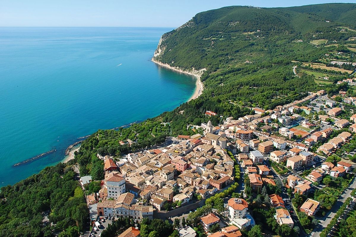 Sentiero panoramico nel Parco del Conero con vista sul mare