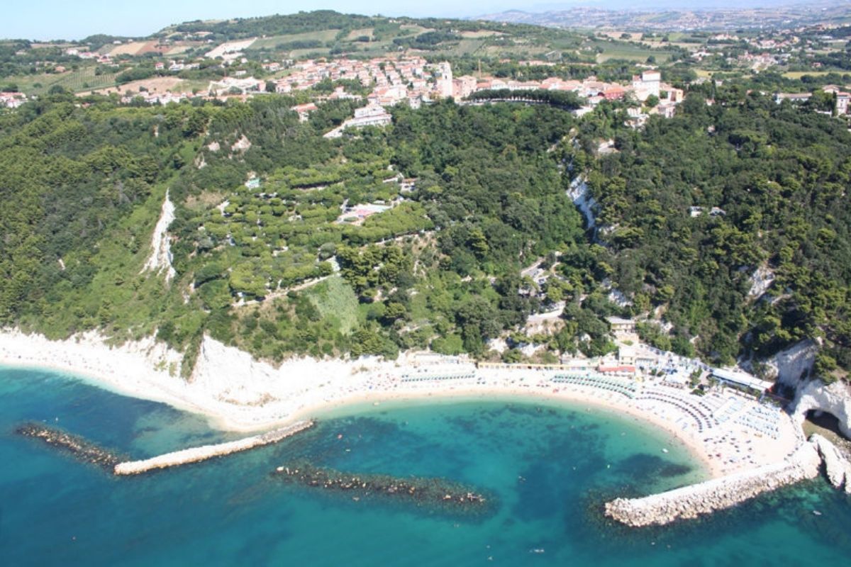 Vista mozzafiato delle spiagge di Sirolo con il mare cristallino e le Due Sorelle in lontananza