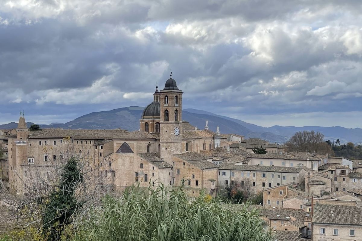 Panorama di Urbino con il Palazzo Ducale e colline circostanti