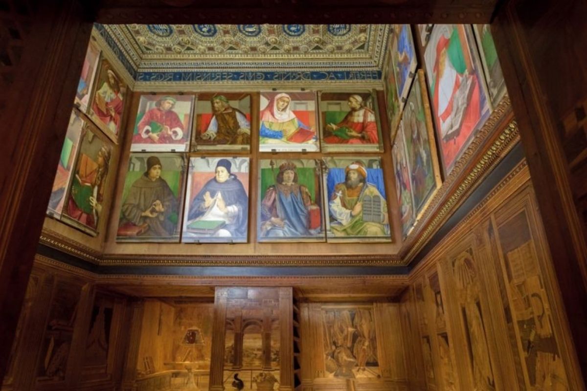 Interni del Palazzo Ducale con opere d'arte rinascimentale